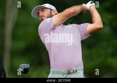 Brookline, Usa. 16.. Juni 2022. Max Homa aus den Vereinigten Staaten trifft seinen Abschlag auf das 12.-Loch in der ersten Runde der United States Open Championship 122. im Country Club in Brookline, MA, am Donnerstag, den 16. Juni 2022. Foto von Matthew Healey/UPI Credit: UPI/Alamy Live News Stockfoto