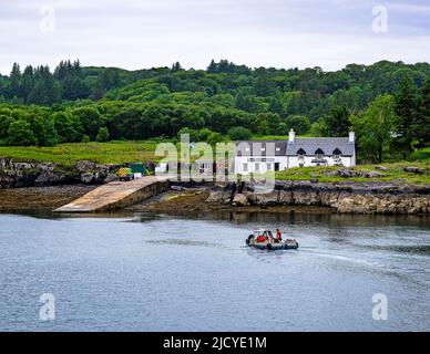 Ulva Ferry, Isle of Mull, Schottland – Blick über die Isle of Ulva, mit einer Passagierfähre zum Boathouse Inn Restaurant auf der Insel Ulva Stockfoto