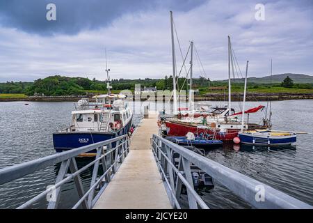 Ulva Ferry, Isle of Mull, Schottland – Blick über die Isle of Ulva, mit einer Passagierfähre zum Boathouse Inn Restaurant auf der Insel Ulva Stockfoto