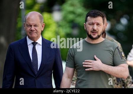 Kiew, Ukraine. 16.. Juni 2022. Olaf Scholz wollte lange Zeit nicht in die Ukraine reisen, obwohl schon so viele andere Staatsoberhäupter das vom Krieg zerrissene Kiew und den Präsidenten Wolodymyr Selenskyj (r) besucht haben. Nun ist er doch da und hat sogar zugestimmt, mehr Waffen zu liefern. Quelle: Kay Nietfeld/dpa/Alamy Live News Stockfoto