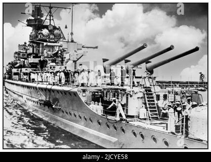 Admiral Graf Spee (Deutsches Panzerschiff, 1936) in europäischen Gewässern Mitte 1939, vor ihrer Abreise in den Südatlantik. Ein Arado Ar 196A-1-Wasserflugzeug, eines der ersten seiner Art, das in den Dienst der deutschen Marine kam, ist auf dem Katapult von Admiral Graf Spee, direkt vor dem hinter dem Hauptbatteriemesser des Schiffes, zu sehen. Im Vordergrund der dreifache elf-Zoll-Geschützturm. Stockfoto