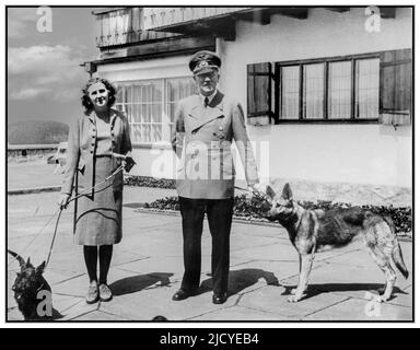 Adolf Hitler und Eva Braun posieren mit ihren Hunden auf dem Berghof Obersalzberg- Adolf Hitler und Eva Braun mit Hunden Schäferhund 'Blondi' 14. Juni 1942 Hitler, Adolf: Reichskanzler, Deutschland Braun, Eva: Geliebte Hitlers, Deutschland. Obersalzberg war Adolf Hitlers Bergrückzugsort oberhalb der Marktstadt Berchtesgaden in Bayern, Deutschland. Stockfoto