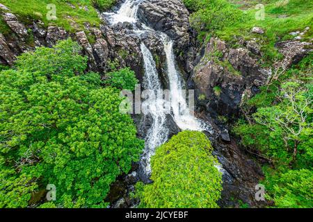 EAS Fors Waterfall, Ballygowan, Isle of Mull, Schottland – Eine Reihe von Wasserfällen mit einem letzten Tropfen von etwa 100 Metern über einer Klippe ins Meer - Drohne Photography Stockfoto