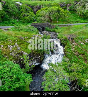 EAS Fors Waterfall, Ballygowan, Isle of Mull, Schottland – Eine Reihe von Wasserfällen mit einem letzten Tropfen von etwa 100 Metern über einer Klippe ins Meer - Drohne Photography Stockfoto