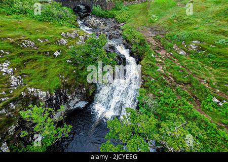 EAS Fors Waterfall, Ballygowan, Isle of Mull, Schottland – Eine Reihe von Wasserfällen mit einem letzten Tropfen von etwa 100 Metern über einer Klippe ins Meer - Drohne Photography Stockfoto