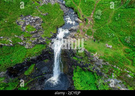 EAS Fors Waterfall, Ballygowan, Isle of Mull, Schottland – Eine Reihe von Wasserfällen mit einem letzten Tropfen von etwa 100 Metern über einer Klippe ins Meer - Drohne Photography Stockfoto