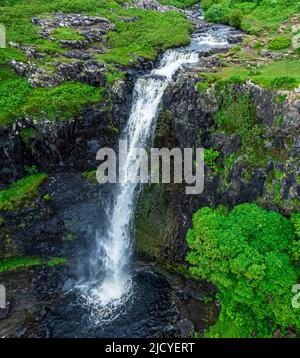 EAS Fors Waterfall, Ballygowan, Isle of Mull, Schottland – Eine Reihe von Wasserfällen mit einem letzten Tropfen von etwa 100 Metern über einer Klippe ins Meer - Drohne Photography Stockfoto