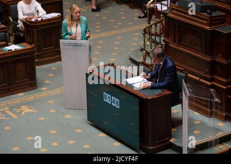 Brüssel, Belgien. 16.. Juni 2022. Vooruit's Melissa Depraetere, aufgenommen während einer Plenarsitzung der Kammer im Bundestag in Brüssel, Donnerstag, 16. Juni 2022. BELGA FOTO NOE ZIMMER Kredit: Belga Nachrichtenagentur/Alamy Live News Stockfoto