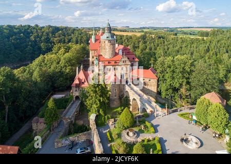 Czocha (Tzschocha) mittelalterliche Burg in Niederschlesien in Polen. Erbaut im 13.. Jahrhundert (der Hauptbehalten) mit vielen späteren Ergänzungen. Luftaufnahme im Sommer Stockfoto