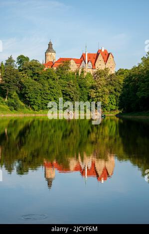 Czocha (Tzschocha) mittelalterliche Burg in Niederschlesien in Polen und ihre Wasserspiegelung im Fluss Kwisa. Erbaut im 13.. Jahrhundert (der Hauptbehalten) mit vielen Stockfoto