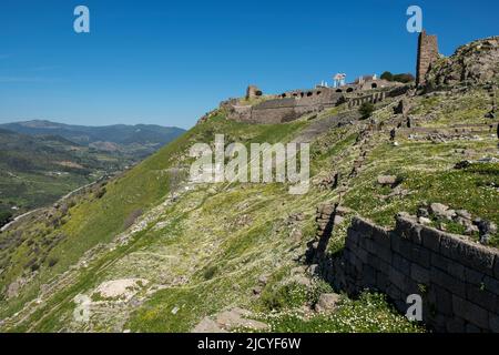 Bergama Akropolis. Trajan-Tempel und Torbögen in den Ruinen der antiken Stadt Pergamon (Bergama), Izmir, Türkei. Stockfoto