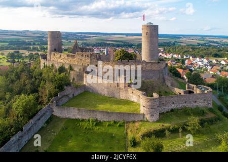 Ruine der mittelalterlichen Burg Münzenberg in Hessen. Erbaut im 12. Jahrhundert, eine der besterhaltenen Burgen aus dem Hochmittelalter in Deutschland. Summe Stockfoto