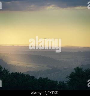 Abendansicht vom Gipfel des Butser Hill mit Heißluftballon am Horizont, Hampshire Stockfoto