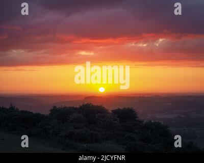 Sonnenuntergang vom Butser Hill, dem höchsten Punkt der South Downs, Hampshire Stockfoto