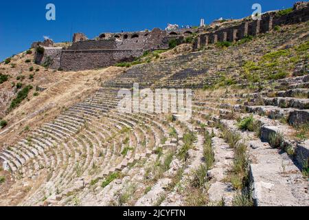 Römisches Amphitheater (Amphitheater) in den Ruinen der antiken Stadt Pergamon (Pergamon), Türkei. Stockfoto