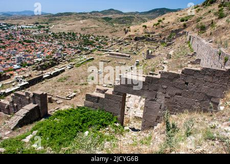 Bergama Akropolis. Trajan-Tempel und Torbögen in den Ruinen der antiken Stadt Pergamon (Bergama), Izmir, Türkei. Stockfoto