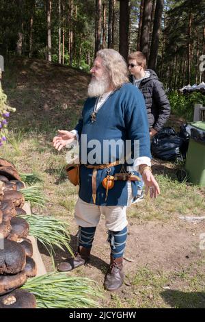 Mann in lettischer Tracht im Ethnographischen Freilichtmuseum von Lettland Stockfoto