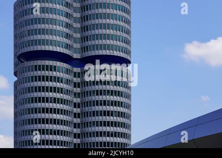 Der BMW Tower, der BMW Vierzylinder, ist das Hauptverwaltungsgebäude und Wahrzeichen des Automobilherstellers BMW in München, Deutschland, 9.5.22 Stockfoto