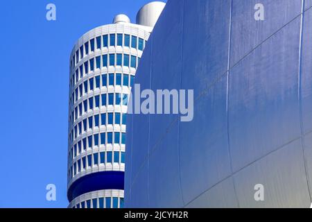 Der BMW Tower, der BMW Vierzylinder, ist das Hauptverwaltungsgebäude und Wahrzeichen des Automobilherstellers BMW in München, Deutschland, 15.5.22 Stockfoto