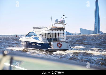 Blick auf das Zentrum von Lahta in Petersburg von der Bucht aus Stockfoto