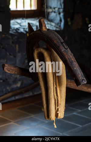 Trapez für ein Maultier oder ein Pferd als Teil einer Multimedia-Ausstellung im Eco Museum, die Artefakte und Ausstellungen des landwirtschaftlichen und ländlichen Lebensstyls zeigt Stockfoto