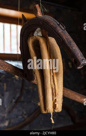 Trapez für ein Maultier oder ein Pferd als Teil einer Multimedia-Ausstellung im Eco Museum, die Artefakte und Ausstellungen des landwirtschaftlichen und ländlichen Lebensstyls zeigt Stockfoto