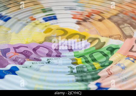 Zerknitterte und deformierte Banknoten, Geldwäsche, symbolische Darstellung Stockfoto