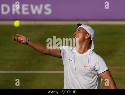 16.. Juni 2022; Queens Club, West Kensington, London, England; Cinch Queens Club ATP Tour 500 Series Lawn Tennis Turnier; Ryan Peniston (GBR) dient Francisco Cerundolo (ARG) Stockfoto