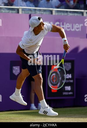 16.. Juni 2022; Queens Club, West Kensington, London, England; Cinch Queens Club ATP Tour 500 Series Lawn Tennis Turnier; Ryan Peniston (GBR) dient Francisco Cerundolo (ARG) Stockfoto