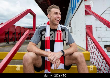 Barnsley, Großbritannien. 16.. Juni 2022. Jamie Searle unterschreibt für Barnsley FC einen freien Transfer, vorbehaltlich Freigaben. In Barnsley, Vereinigtes Königreich am 6/16/2022. (Foto von James Heaton/News Images/Sipa USA) Quelle: SIPA USA/Alamy Live News Stockfoto