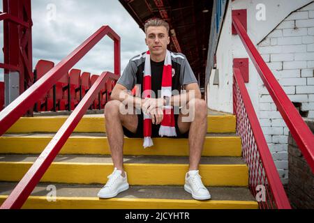 Barnsley, Großbritannien. 16.. Juni 2022. Jamie Searle unterschreibt für Barnsley FC einen freien Transfer, vorbehaltlich Freigaben. In Barnsley, Vereinigtes Königreich am 6/16/2022. (Foto von James Heaton/News Images/Sipa USA) Quelle: SIPA USA/Alamy Live News Stockfoto