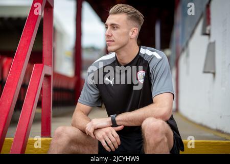 Barnsley, Großbritannien. 16.. Juni 2022. Jamie Searle unterschreibt für Barnsley FC einen freien Transfer, vorbehaltlich Freigaben. In Barnsley, Vereinigtes Königreich am 6/16/2022. (Foto von James Heaton/News Images/Sipa USA) Quelle: SIPA USA/Alamy Live News Stockfoto