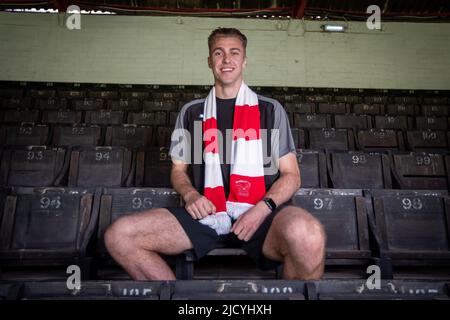 Barnsley, Großbritannien. 16.. Juni 2022. Jamie Searle unterschreibt für Barnsley FC einen freien Transfer, vorbehaltlich Freigaben. In Barnsley, Vereinigtes Königreich am 6/16/2022. (Foto von James Heaton/News Images/Sipa USA) Quelle: SIPA USA/Alamy Live News Stockfoto