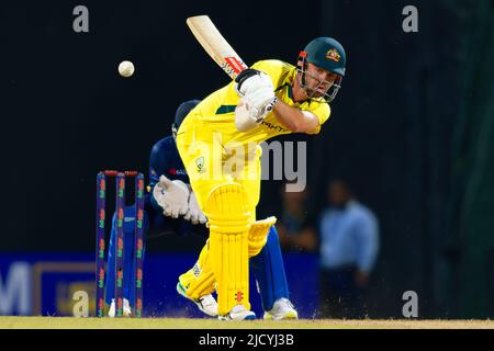 Kandy, Sri Lanka. 16.. Juni 2022. Der australische Travis Head spielt beim ODI-Cricket-Spiel 2. zwischen Sri Lanka und Australien am 16.. Juni 2022 im Pallekele International Cricket Stadium in Kandy einen Schuss. Viraj Kothalwala/Alamy Live News Stockfoto