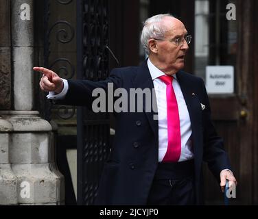 Aktenfoto vom 01/10/19 von Sir Frederick Barclay, der am Dienstag nach einer Vorverhandlung in der Familienabteilung des Gerichts den High Court in London verließ, über einen Streit wegen Geld mit seiner entfremdeten Frau Lady Hiroko Barclay. Einer der berühmtesten Geschäftsleute Großbritanniens sagte, dass er während der jüngsten Phase eines High Court-Kampfes um Geld mit seiner Ex-Frau eine Rechtshilfe beantragen wollte, wie ein Richter gehört hat. Ausgabedatum: Donnerstag, 16. Juni 2022. Stockfoto