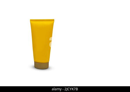 Gelbe Tube Verpackung für Sonnencreme, Kosmetik- und Körperpflegecreme isoliert auf weißem Hintergrund. Schlauch mit Feuchtigkeitspflege ohne Markenaufdruck. Stockfoto