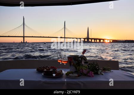 Romantischer Luxusabend auf einer Kreuzfahrt-Yacht mit Champagner-Ambiente Stockfoto