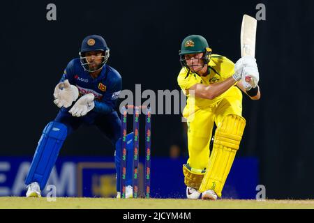 Kandy, Sri Lanka. 16.. Juni 2022. Der Australier Marnus Labuschagne spielt am 16.. Juni 2022 beim ODI-Cricket-Spiel 2. zwischen Sri Lanka und Australien im Pallekele International Cricket Stadium in Kandy einen Schuss. Viraj Kothalwala/Alamy Live News Stockfoto