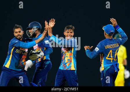 Kandy, Sri Lanka. 16.. Juni 2022. Sri Lankas Dunith Wellalage feiert am 16.. Juni 2022 im Pallekele International Cricket Stadium in Kandy mit seinen Teamkollegen beim ODI-Cricket-Spiel 2. zwischen Sri Lanka und Australien. Viraj Kothalwala/Alamy Live News Stockfoto