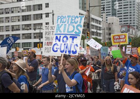 Demonstration „March for Our Lives“ und marsch über die Brooklyn Bridge von Cadman Plaza, Brooklyn, zum Rathaus, wo er sich für substanzielle Waffengesetze zum Schutz von Kindern und allen Bürgern nach den jüngsten Massenerschießungen und Schlachten in den Vereinigten Staaten aussprach. Stockfoto