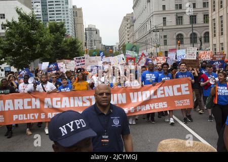 Demonstration „March for Our Lives“ und marsch über die Brooklyn Bridge von Cadman Plaza, Brooklyn, zum Rathaus, wo er sich für substanzielle Waffengesetze zum Schutz von Kindern und allen Bürgern nach den jüngsten Massenerschießungen und Schlachten in den Vereinigten Staaten aussprach. Bürgermeister Eric Adams (in weiß) und die Generalanwältin Letitia James (in orange) marschieren in die Front. Stockfoto