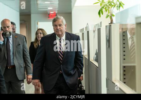 New York, USA. 16.. Juni 2022. Der US-Landwirtschaftsminister Tom Vilsack geht zu Fuß, nachdem er am 16. Juni 2022 Reporter im UN-Hauptquartier in New York über globale Ernährungssicherheit informiert hatte. Minister Vilsack sagte, dass die USA die Ernteproduktion in diesem Jahr erhöhen und dazu beitragen werden, die Getreidelieferungen in die am stärksten betroffenen Regionen in Nordafrika und im Nahen Osten zu erleichtern. (Foto von Lev Radin/Sipa USA) Quelle: SIPA USA/Alamy Live News Stockfoto