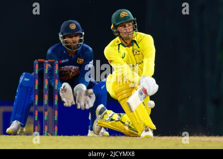 Kandy, Sri Lanka. 16.. Juni 2022. Der Australier Alex Carey spielt am 16.. Juni 2022 beim ODI-Cricket-Spiel 2. zwischen Sri Lanka und Australien im Pallekele International Cricket Stadium in Kandy einen Schuss. Viraj Kothalwala/Alamy Live News Stockfoto