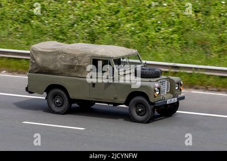 1983 80s 80s Green Series III British Land Rover LWB 2250cc Diesel; Fahren auf der M6 Motorway, Manchester, Großbritannien Stockfoto