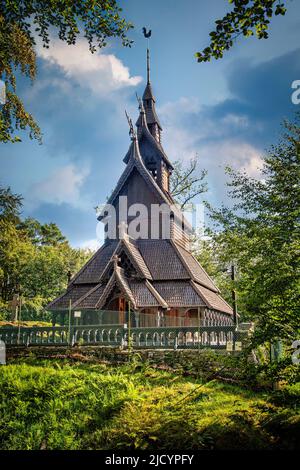 Die Stabkirche Fantoft in Bergen wurde ursprünglich um 1150 erbaut. Ein Ersatz wurde im Jahre 1879 gebaut und dann an diesem Standort im Jahr 1883 verschoben. Stockfoto