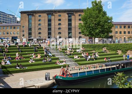 Im Sommer nur wenige Schritte vom Regents Canal am Granary Square, Kings Cross, London, Großbritannien Stockfoto