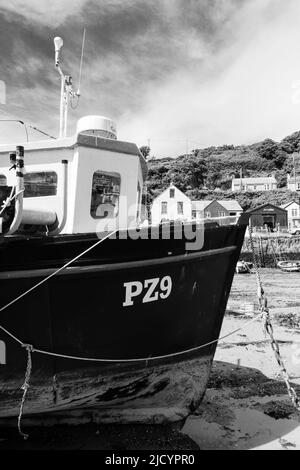 Schwarz-Weiß-Bilder von Fischerbooten in Porthleven Inner Harbour bei Low Tide Stockfoto