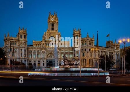 Cybele Brunnen und Platz, im Hintergrund haben wir die façade der Post und das Rathaus. Foto aufgenommen am 31.. Mai 2022 in Madrid, Spai Stockfoto