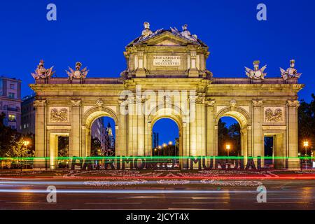 Alcala-Tor mit Ampel zur blauen Stunde. Foto aufgenommen am 31.. Mai 2022 in Madrid, Spanien. Stockfoto