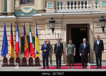 KIEW, UKRAINE - 16. JUNI 2022 - Bundeskanzler der Bundesrepublik Deutschland Olaf Scholz, Präsident der Französischen Republik Emmanuel Macron, Pressen Stockfoto